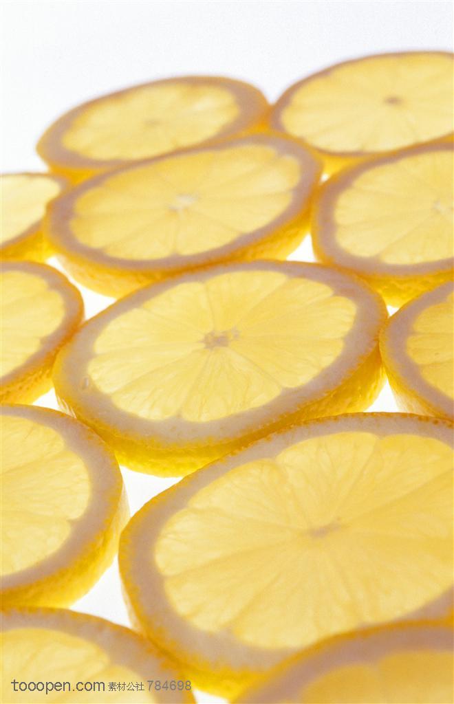 新鲜水果-斜着看切成片的柠檬