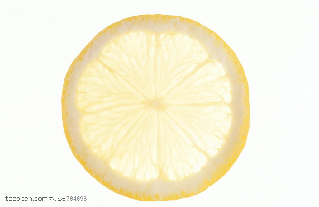 新鲜水果-一片透过光线的柠檬片特写