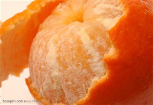 新鲜水果-被拨了一半果皮的橘子特写