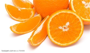 新鲜水果-橙子被切成半个、一小瓣等