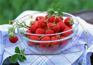 新鲜水果-放在布上的透明碗里装着草莓