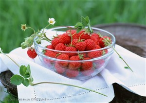新鲜水果-放在室外透明碗里的草莓特写