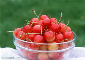 新鲜水果-白色布上的玻璃碗里装着樱桃