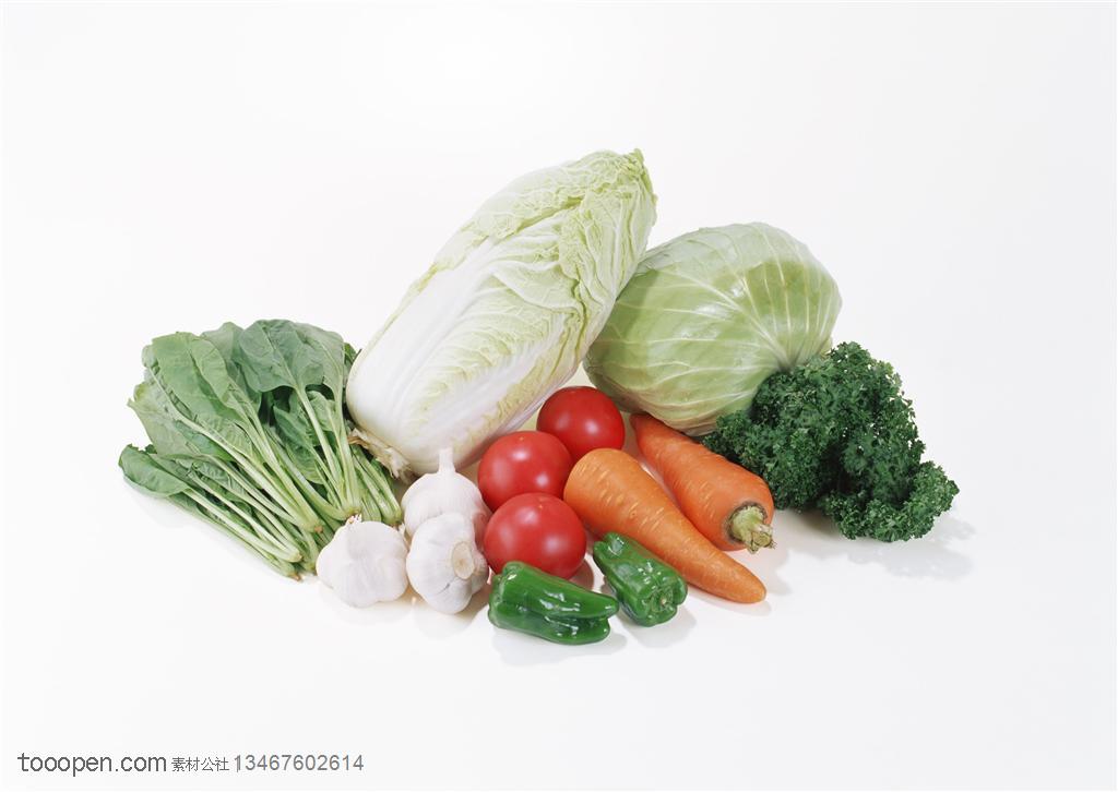 新鲜蔬菜-摆放在一起的胡萝卜、青辣椒、西红柿、卷心菜、包菜、菠菜、大蒜等蔬菜