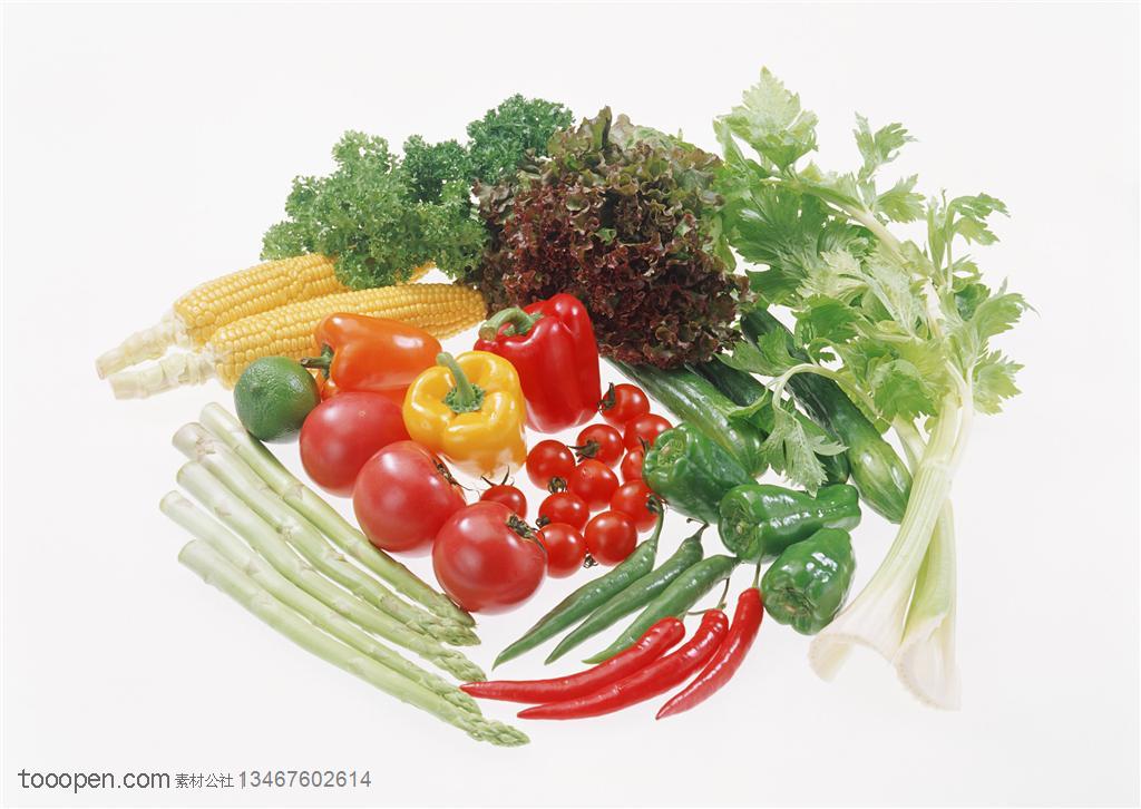 新鲜蔬菜-摆放在一起的芦笙、辣椒、芹菜、生菜、玉米等新鲜蔬菜