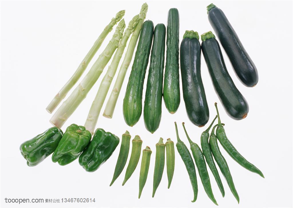 新鲜蔬菜-分类成发散状摆放的茄子、黄瓜、芦笙、辣椒等新鲜蔬菜