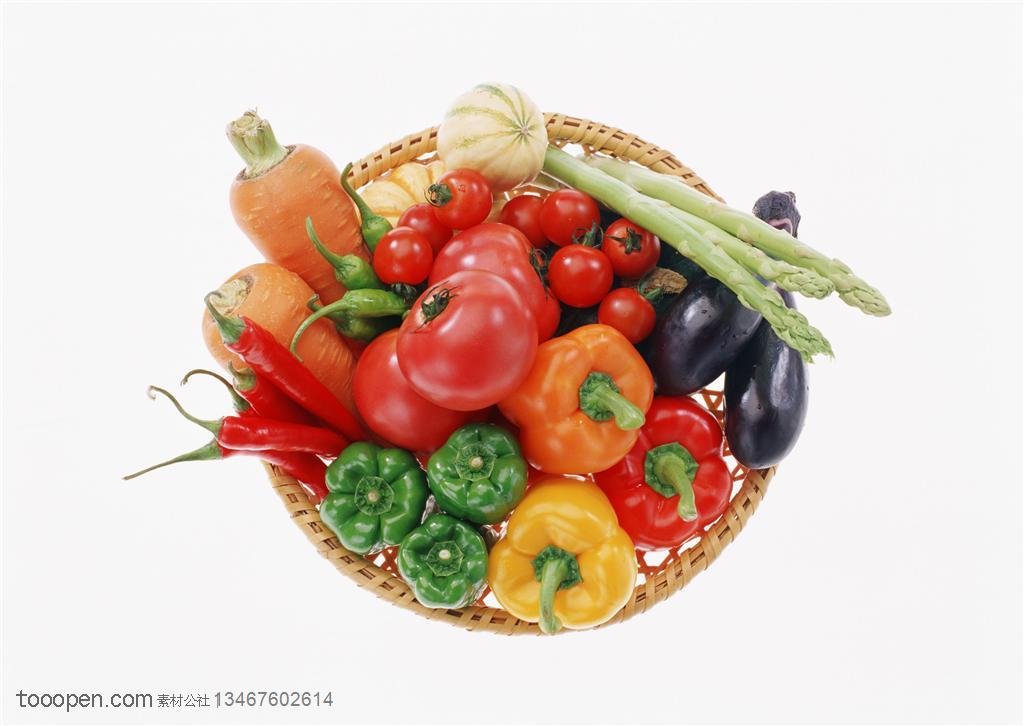 新鲜蔬菜-摆放在竹编簸箕里的灯笼椒、茄子、芦笙、西红柿、红萝卜等新鲜蔬菜