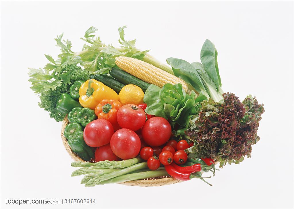 新鲜蔬菜-摆放在竹编簸箕里的生菜、西红柿、玉米、白菜、黄瓜、辣椒、芹菜等新鲜水果