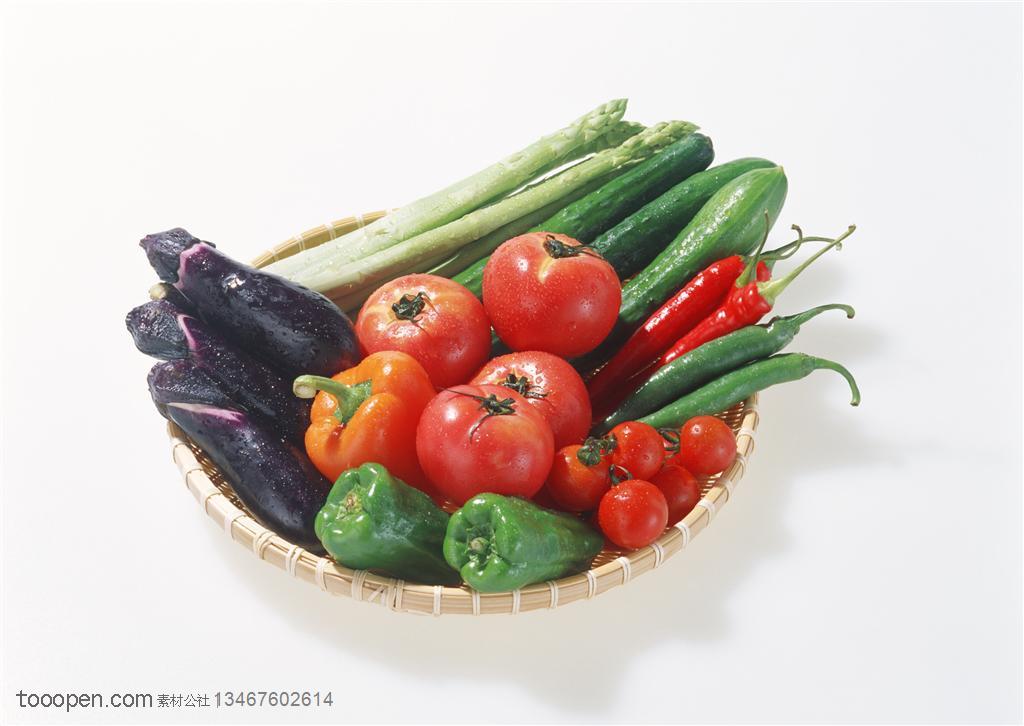 新鲜蔬菜-摆放在竹簸箕的灯笼椒、茄子、黄瓜、芦笙等新鲜蔬菜