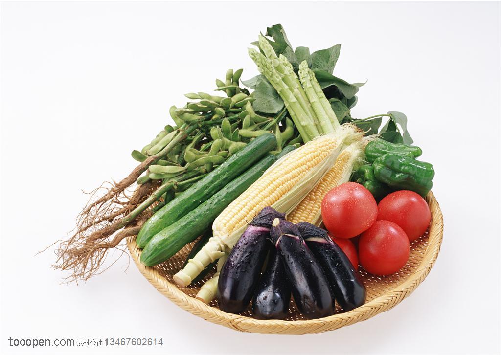 新鲜蔬菜-摆放在竹簸箕里的西红柿、茄子、玉米、黄瓜、芦笙、毛豆等新鲜蔬菜
