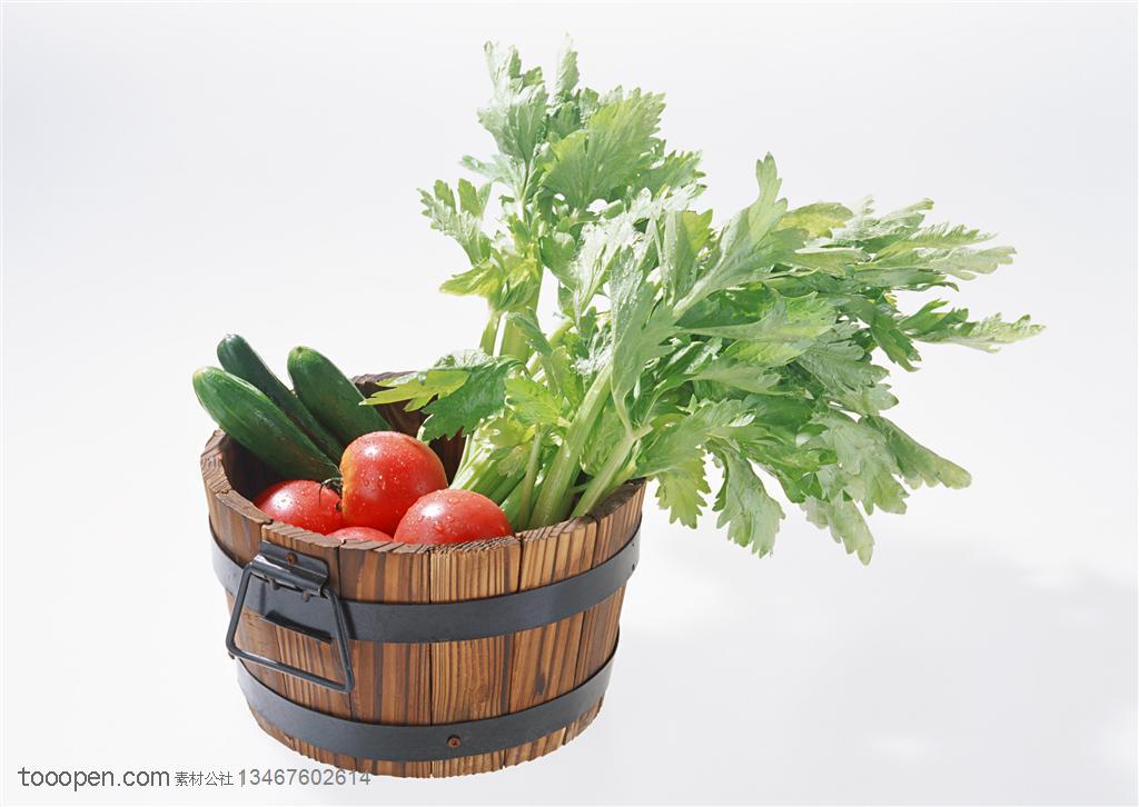 新鲜蔬菜-放在木桶里的芹菜、西红柿、黄瓜等新鲜蔬菜