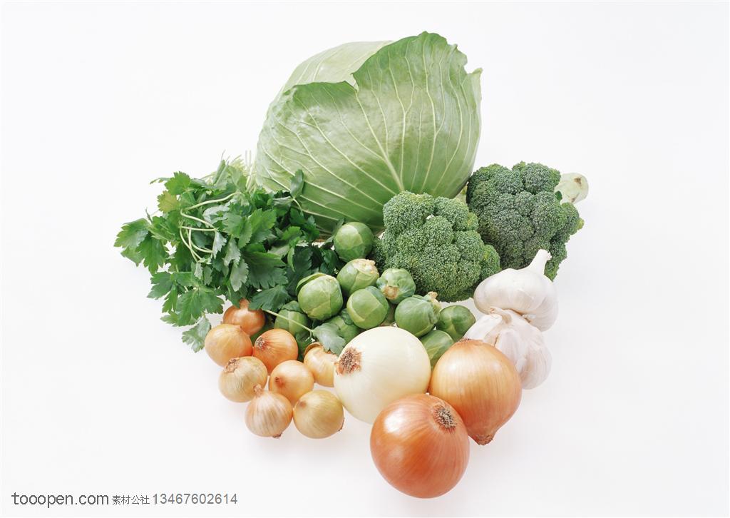 新鲜蔬菜-摆放成三角形的包菜、西红柿、芹菜、洋葱等新鲜蔬菜