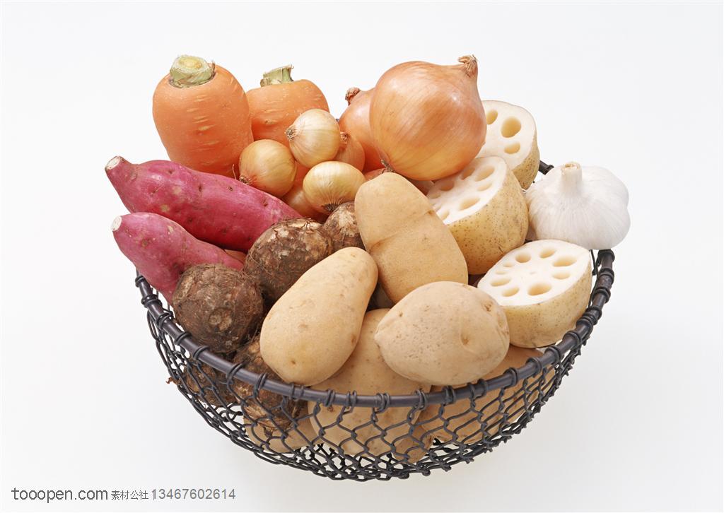 新鲜蔬菜-放在圆形篓子里的藕、红萝卜、红薯、洋葱、芋头等新鲜水果