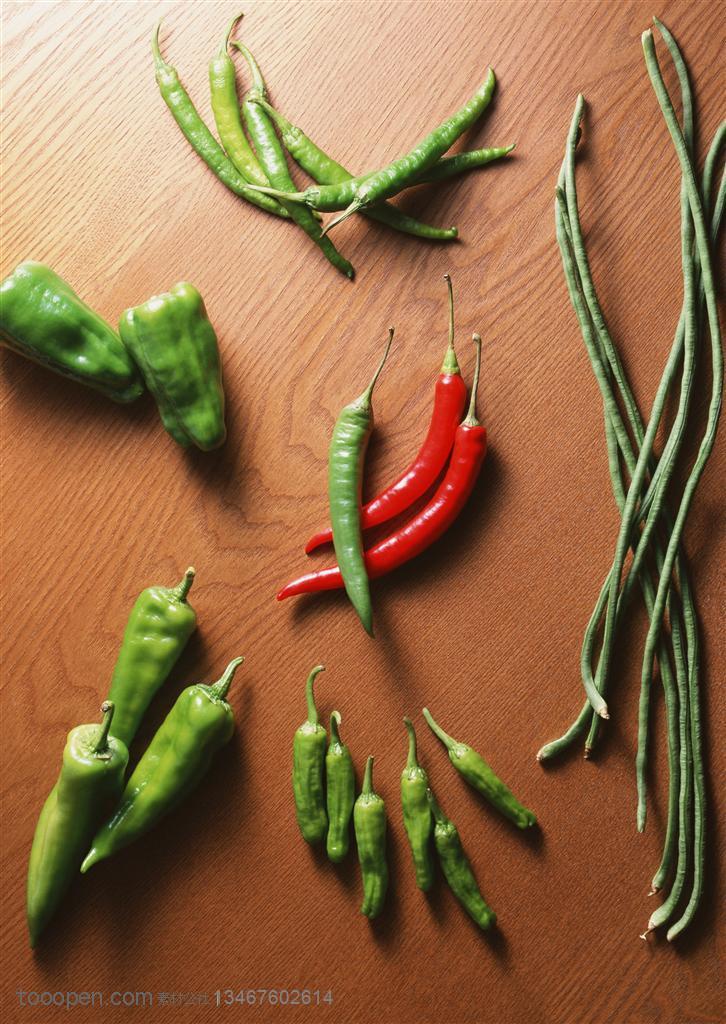 新鲜蔬菜-摆放在木质桌面上的长豆角、辣椒特写