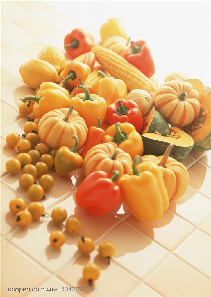 新鲜蔬菜-摆在一起的灯笼椒、南瓜、玉米、柠檬等