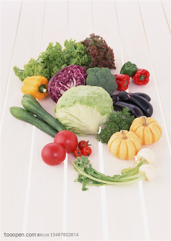 新鲜蔬菜-摆放在一起的芹菜、南瓜、卷心菜、生菜、西红柿、黄瓜、西兰花等