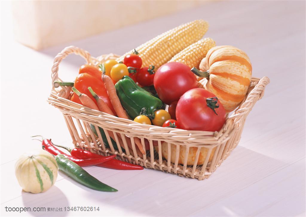新鲜蔬菜-放在柳条编织篮里的南瓜、西红柿、灯笼椒、红萝卜、玉米等