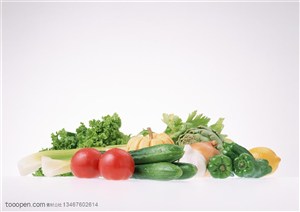 新鲜水果-堆放在一起的西红柿、辣椒、芹菜、南瓜等蔬菜
