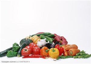 新鲜蔬菜-堆放在一起的红薯、灯笼椒、西红柿、黄瓜、南瓜等新鲜蔬菜