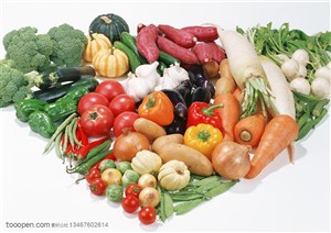 新鲜蔬菜-堆放在一起成三角形的土豆、南瓜、荷兰豆、茄子、辣椒等新鲜蔬菜