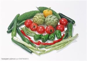新鲜蔬菜-围着西红柿摆放的辣椒、黄瓜、芦笙、苦瓜等新鲜蔬菜