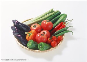 新鲜蔬菜-摆放在竹簸箕的灯笼椒、茄子、黄瓜、芦笙等新鲜蔬菜