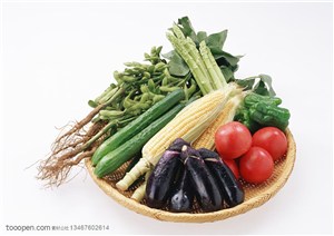 新鲜蔬菜-摆放在竹簸箕里的西红柿、茄子、玉米、黄瓜、芦笙、毛豆等新鲜蔬菜