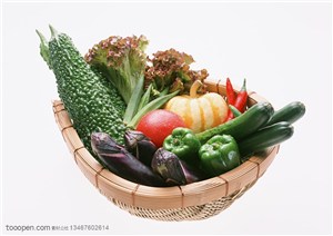 新鲜蔬菜-摆放在竹簸箕里的黄瓜、辣椒、苦瓜、西红柿、南瓜、生菜等新鲜蔬菜
