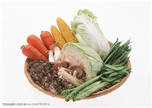新鲜蔬菜-摆放在竹簸箕里的蘑菇、红萝卜、玉米、半颗包菜、四季豆、芦笋等新鲜蔬菜