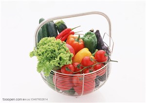 新鲜蔬菜-不锈钢篮子里的灯笼椒、辣椒、生菜、黄瓜、茄子等新鲜蔬菜