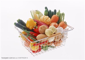 新鲜蔬菜-摆放在方型不锈钢篮子里的芦笋、黄瓜、大蒜、黄瓜、小南瓜、红薯等新鲜蔬菜