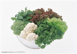新鲜蔬菜-放在透明玻璃碗里的花菜、西兰花、生菜新鲜蔬菜