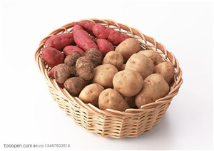 新鲜蔬菜-放在竹篓子里的土豆和红薯还有芋头