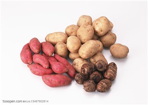 新鲜蔬菜-堆放在一起的红薯、土豆、芋头等新鲜蔬菜