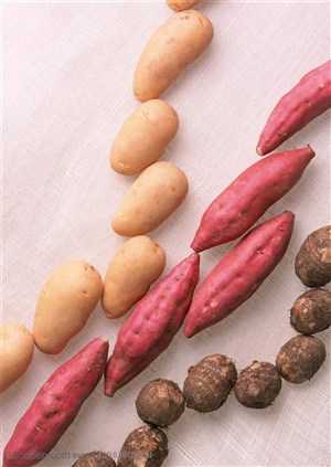 新鲜蔬菜-斜着摆放在一起的土豆、芋头、红薯