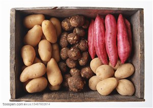 新鲜蔬菜-整齐的摆放在木质盒子里的土豆、芋头、红薯