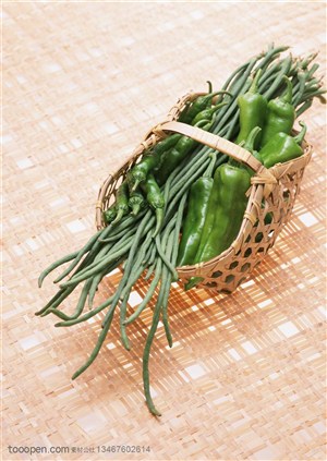 新鲜蔬菜-装在竹簸箕里的长豆角和青辣椒