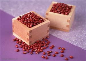 两个小木方盒子里装满了红豆