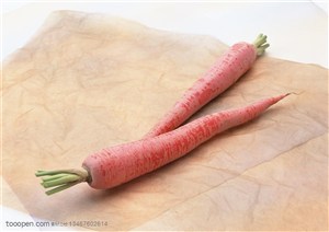 新鲜蔬菜-放在牛皮纸上的两个胡萝卜