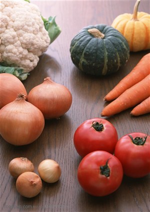 新鲜蔬菜-摆放在木质桌面上的西红柿、胡萝卜、洋葱、花菜