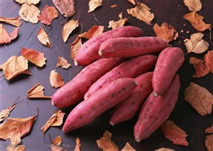 新鲜蔬菜-放在落叶上的一小堆红薯