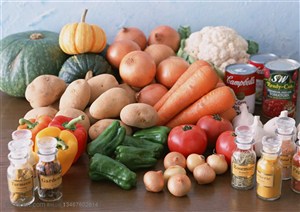 新鲜蔬菜-堆放在木质桌子上的南瓜、花菜、土豆、胡萝卜、洋葱、调味料等