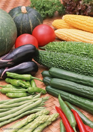 新鲜蔬菜-摆放在竹编上的黄瓜、苦瓜、四季豆、西红柿、茄子、南瓜、芦笋等