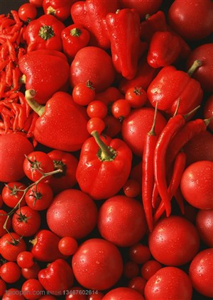 新鲜蔬菜-堆放在一起的西红柿和辣椒特写