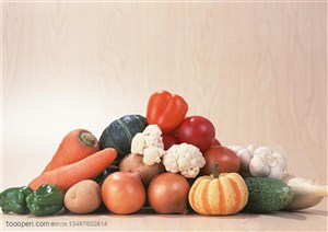 新鲜蔬菜-堆放在一起的南瓜、西红柿、花菜、花菜、洋葱、白萝卜等