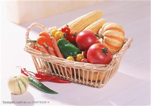 新鲜蔬菜-放在柳条编织篮里的南瓜、西红柿、灯笼椒、红萝卜、玉米等