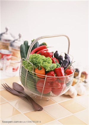 新鲜蔬菜-放在厨房台面上篓子里的大蒜、辣椒、生菜、茄子、黄瓜等