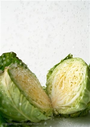 新鲜蔬菜-被切成两半的包菜特写