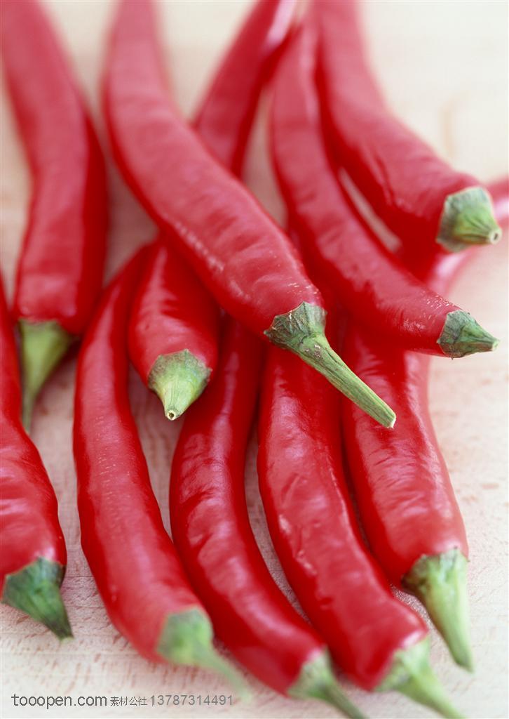 新鲜蔬菜-被堆放在一起的红辣椒
