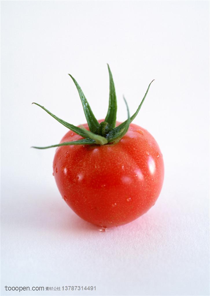 新鲜蔬菜-带着水珠的西红柿